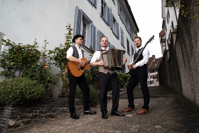 Julian von Flüe Trio - dur d'Altstadt, Mehrzwecksaal, Alosen, Kulturägeri 2024